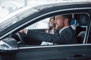 familia dentro de un coche