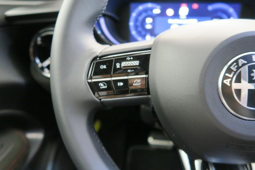 Alfa Romeo Junior Elettrica Veloce 207kW (280CV) 11