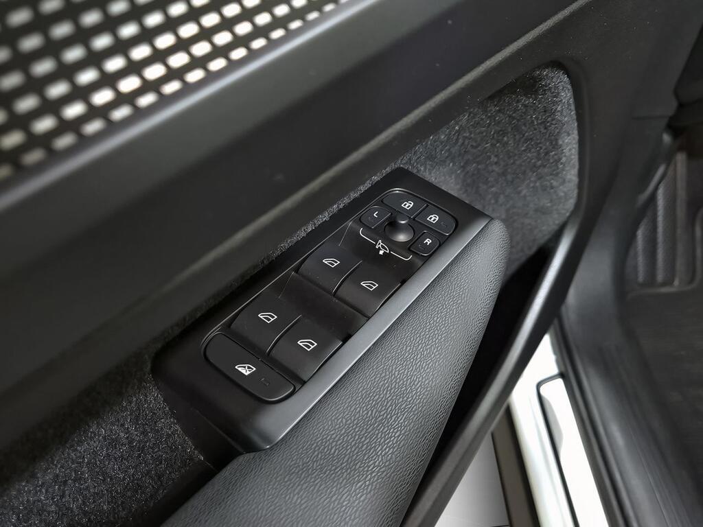 Volvo XC40 2.0 B3 G R-Design Auto 11