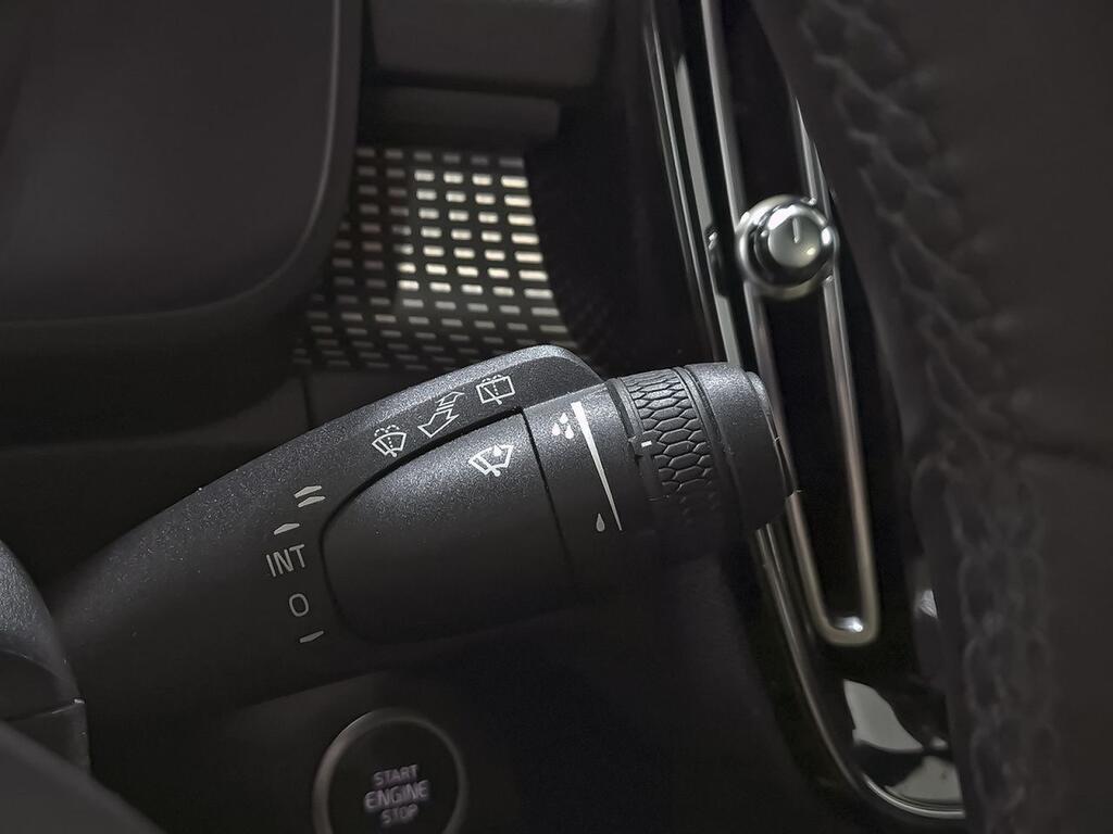 Volvo XC40 2.0 B3 G R-Design Auto 15