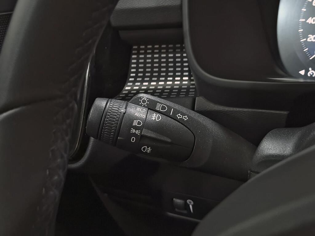 Volvo XC40 2.0 B3 G R-Design Auto 14