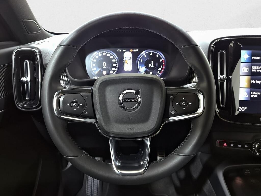 Volvo XC40 2.0 B3 G R-Design Auto 19