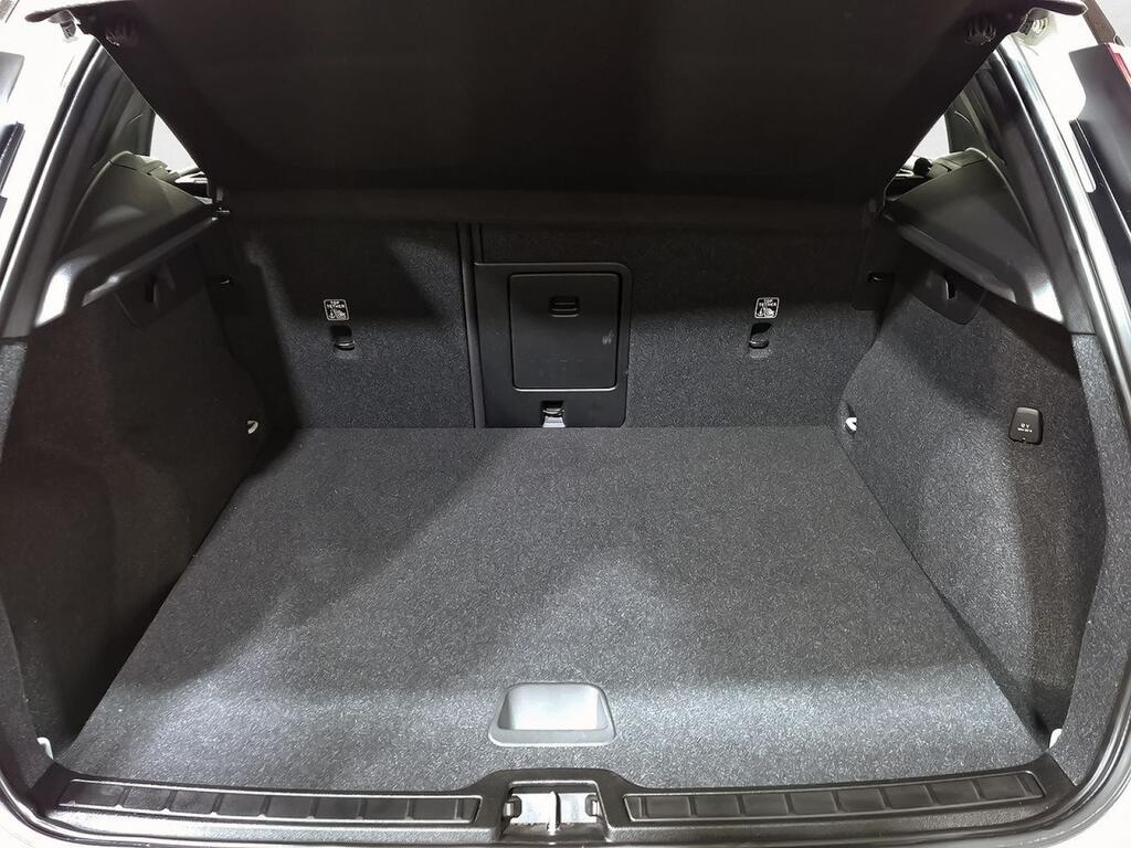 Volvo XC40 2.0 B3 G R-Design Auto 9