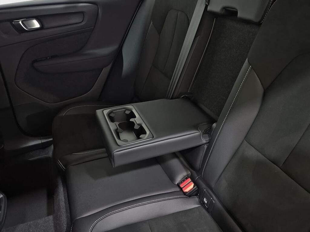 Volvo XC40 2.0 B3 G R-Design Auto 32