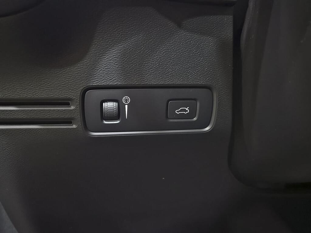 Volvo XC40 2.0 B3 G R-Design Auto 12