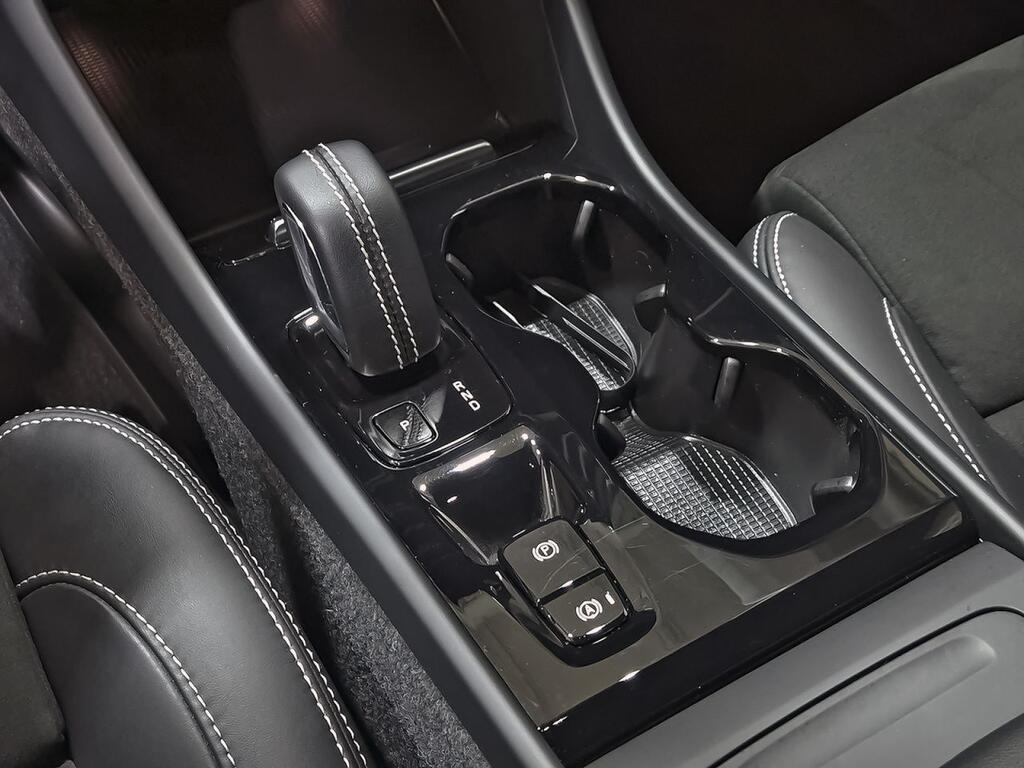 Volvo XC40 2.0 B3 G R-Design Auto 27