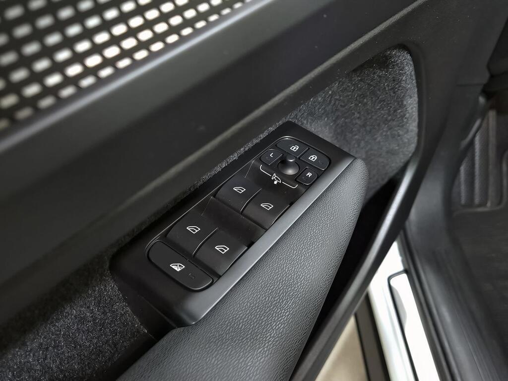 Volvo XC40 2.0 B3 G R-Design Auto 11