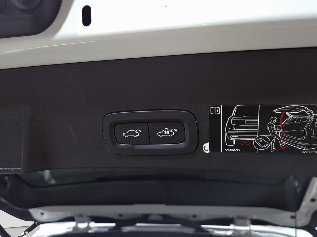 Volvo XC40 2.0 B3 G R-Design Auto 34