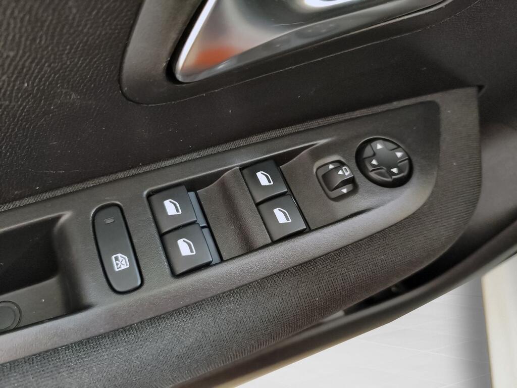 Peugeot 208 BlueHDi 73kW (100CV) Active Pack 11