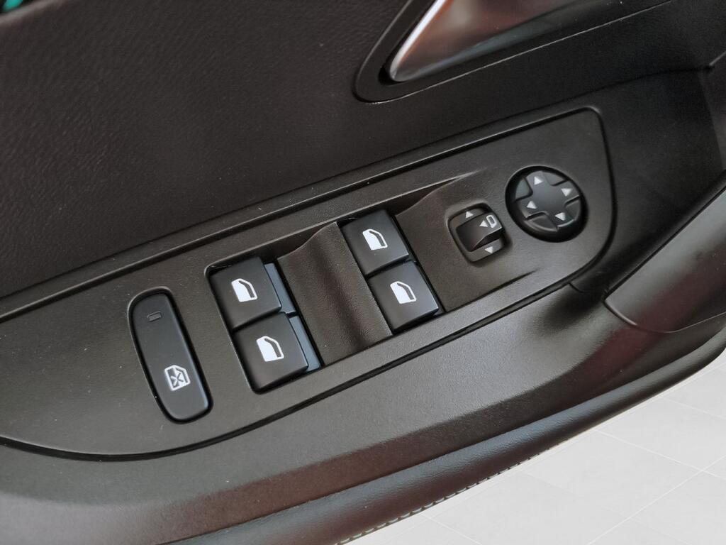 Peugeot 2008 Allure Pack BlueHDI 81kW (110CV) 11