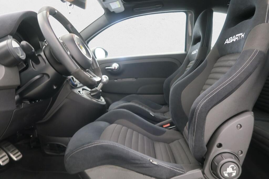 Abarth 500 695C 1.4 16v T-Jet 132kW (180 CV) 7