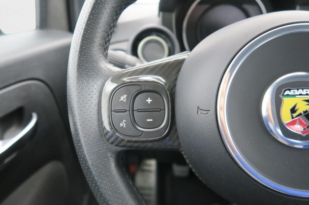 Abarth 500 695C 1.4 16v T-Jet 132kW (180 CV) 17