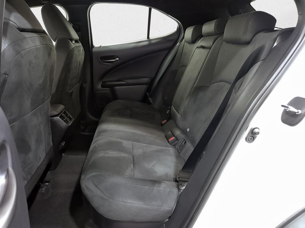 Lexus UX 2.0 250h Premium 8