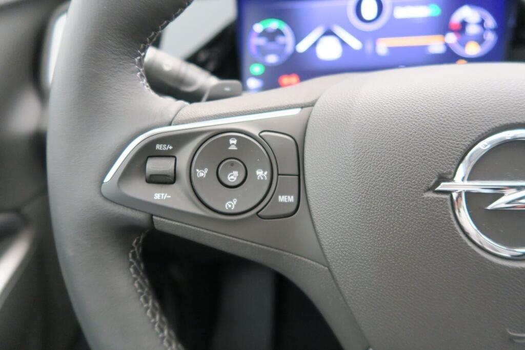 Opel Grandland GS 1.6T Plug-in Hybrid AT8 S/S 4X2 225 C 10