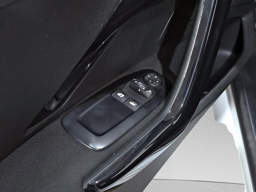 Peugeot 208 5P Signature 1.2L PureTech 60KW (82CV) 11