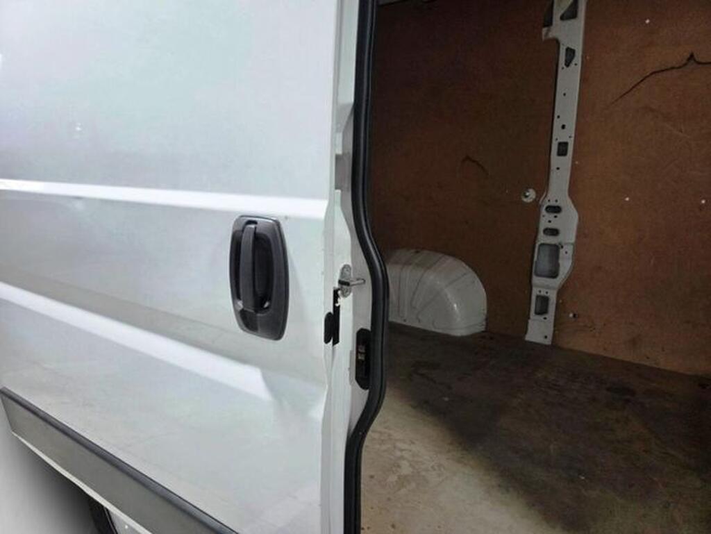 Peugeot Boxer FG 2.2 BHDI 120 L2H2 3.3T 4P Segunda mano