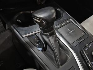 Lexus UX 2.0 250h Business 24