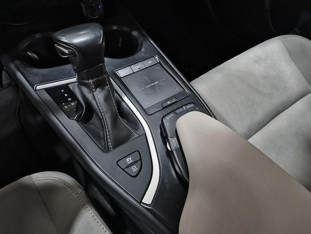 Lexus UX 2.0 250h Business Segunda mano