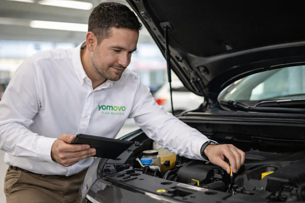 técnico yomovo revisando un coche