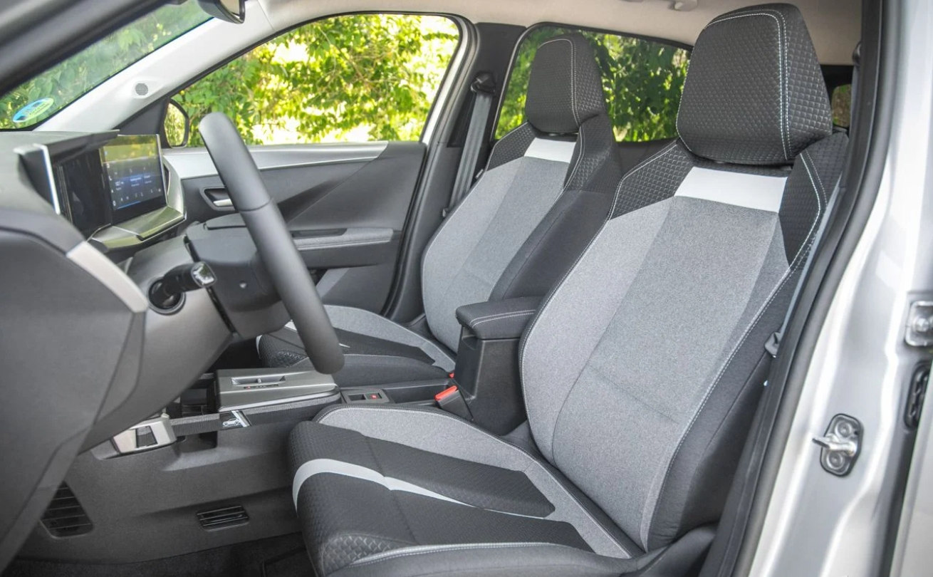 Opel Frontera interior