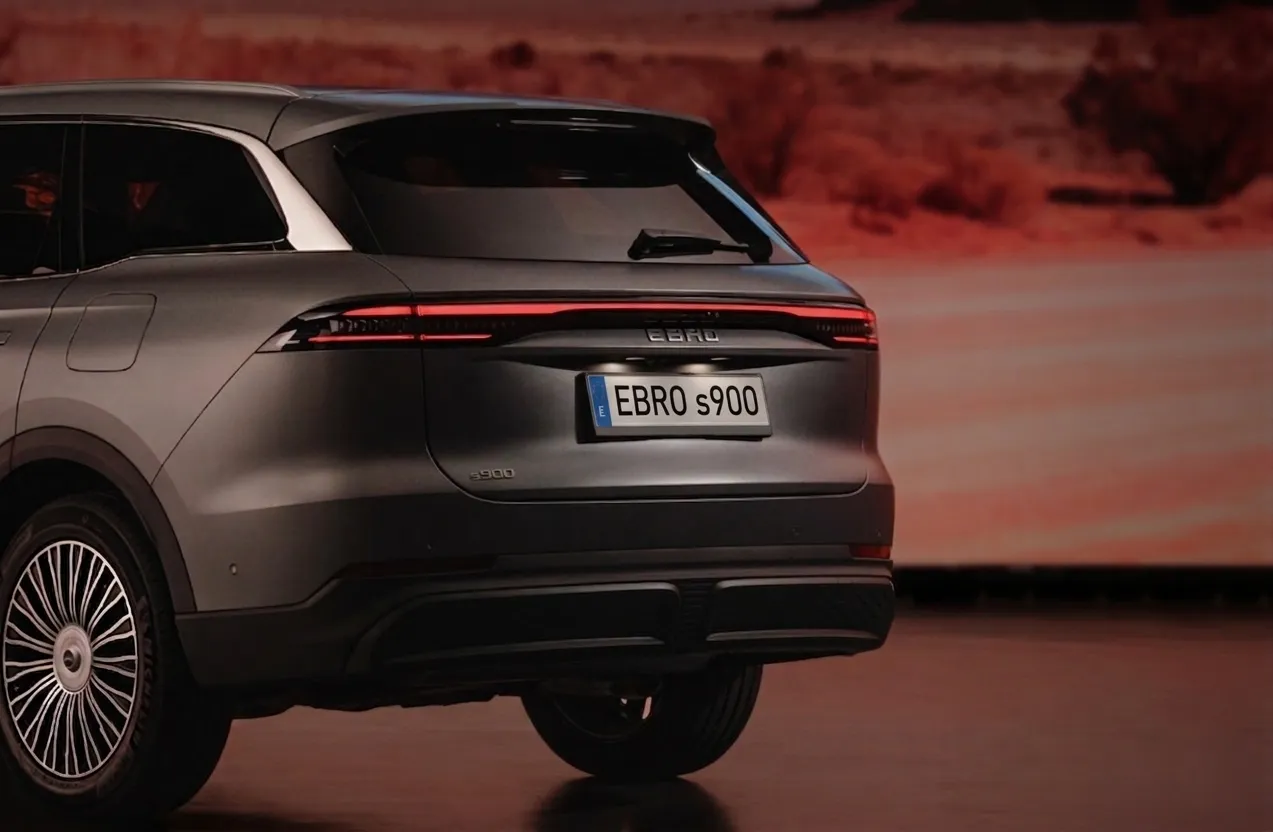 Ebro S900 exterior