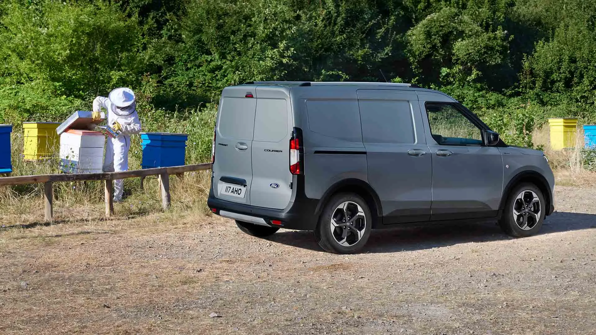 Ford Transit Courier exterior