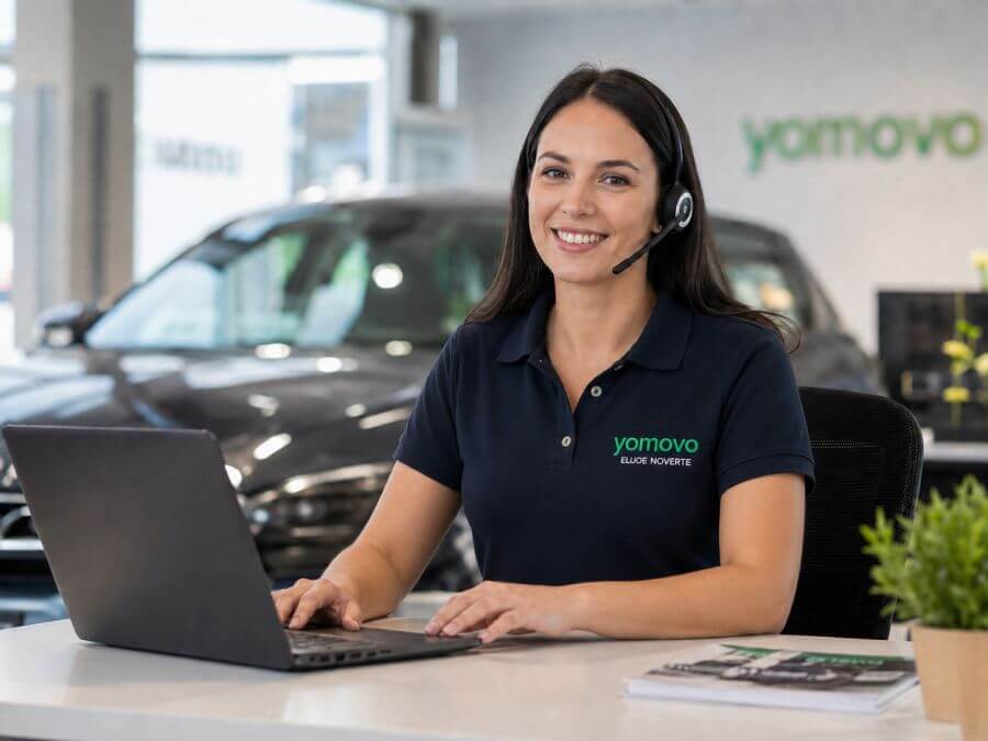 Asesora de Yomovo atendiendo una consulta