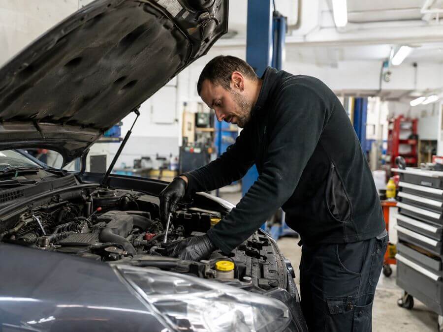 Mecánico revisando el motor de un coche