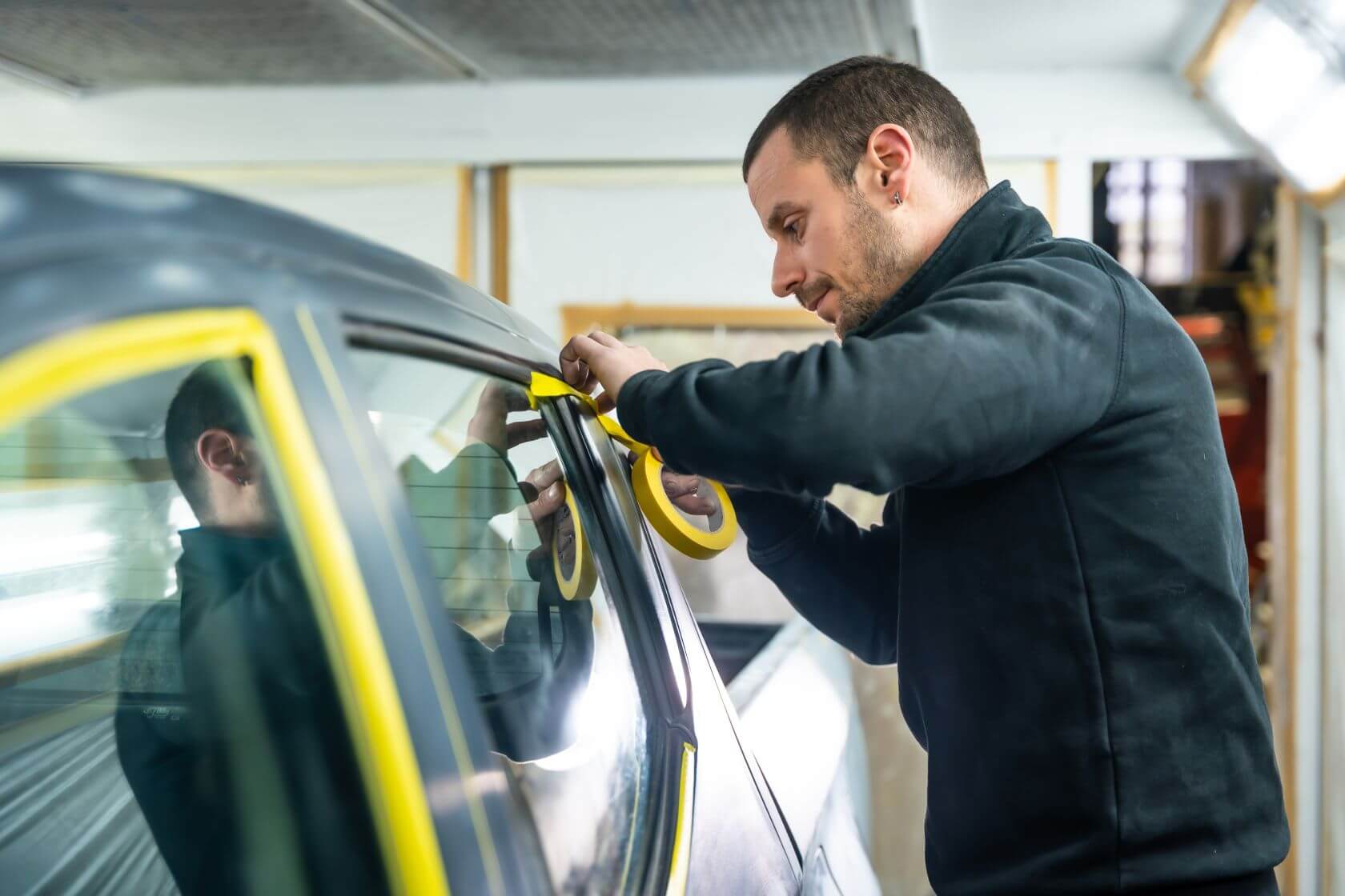 Mecánico revisando un coche en el taller