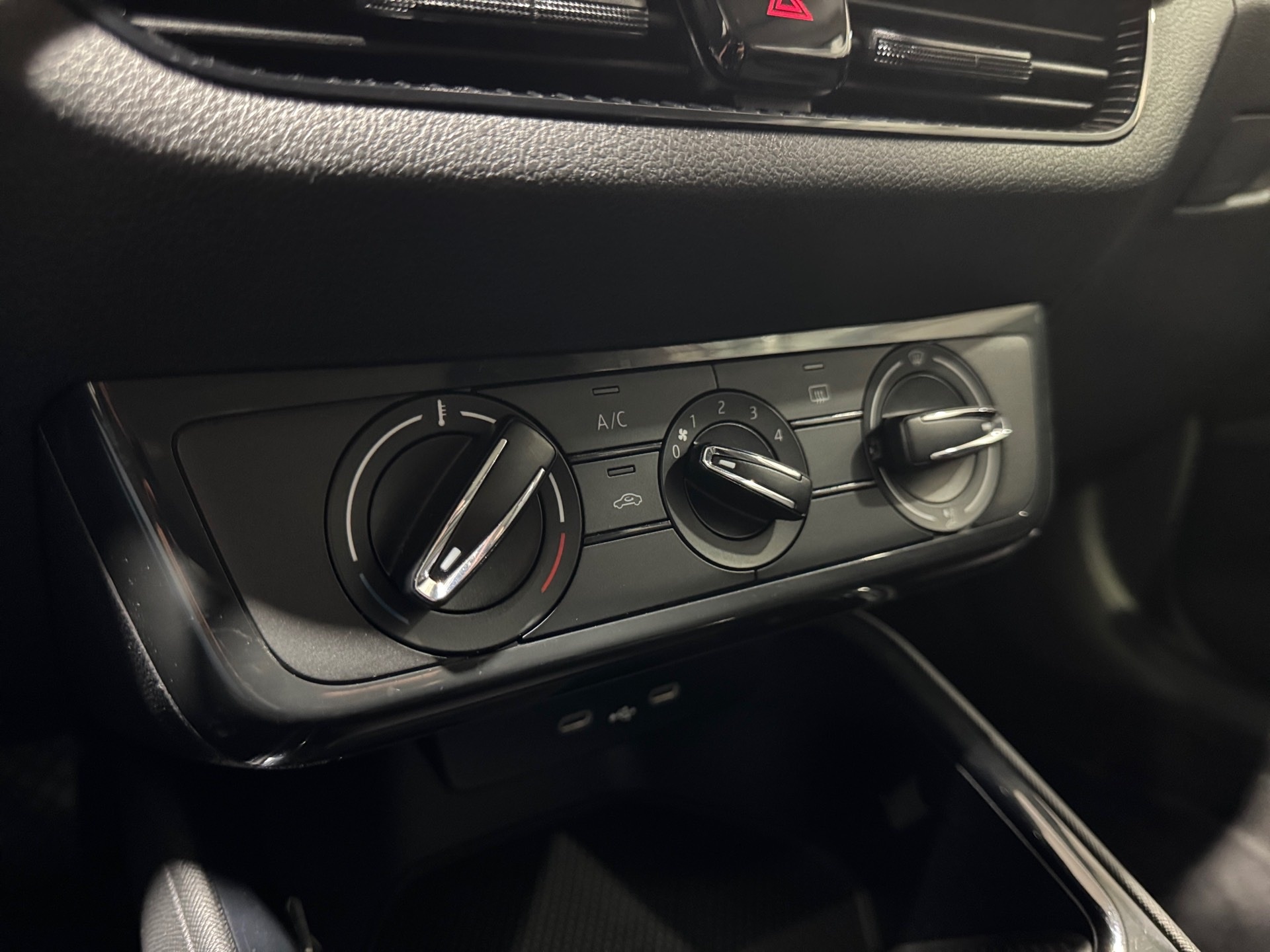 FABIA 1.0 MPI 80 ACTIVE 5P FABIA 1.0 MPI 80 ACTIVE 5P